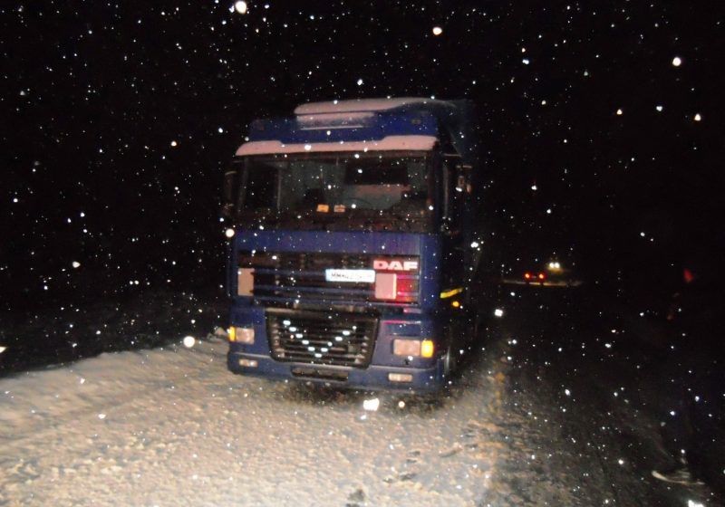 Maramureş: Mai multe TIR-uri au fost remorcate azi-noapte în Pasul Prislop şi Pasul Gutâi (VIDEO)