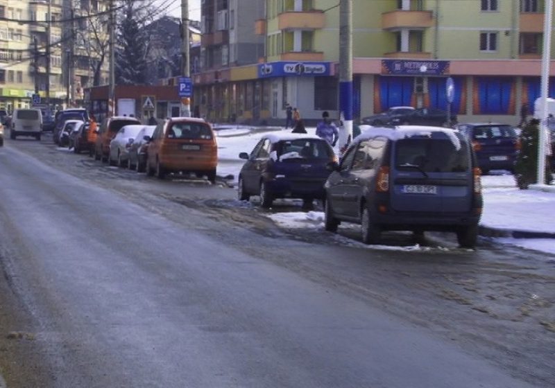 Sighet: Maşini de vânzare parcate de-a lungul străzilor, în locuri nepermise Sighet: Maşini de vânzare parcate de-a lungul străzilor, în locuri nepermise
