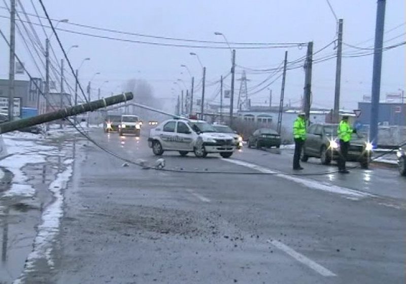 Baia Mare: ACCIDENT – Manevră neregulamentară soldată cu două maşini avariate şi un stâlp rupt