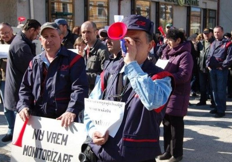 Aproximativ 1.500 de angajaţi de la Poşta Română protestează în Piaţa Constituţiei