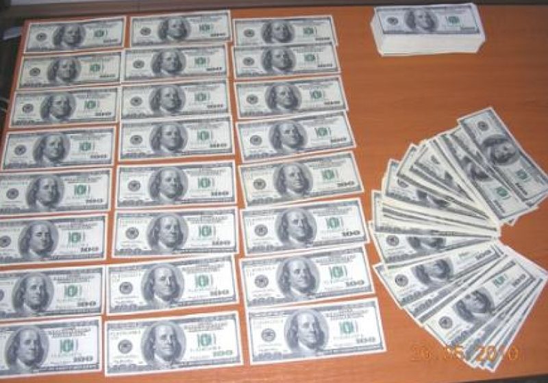 Baia Mare: 700 de dolari falşi plasaţi de doi sătmăreni pe piaţa băimăreană Baia Mare: 700 de dolari falşi plasaţi de doi sătmăreni pe piaţa băimăreană