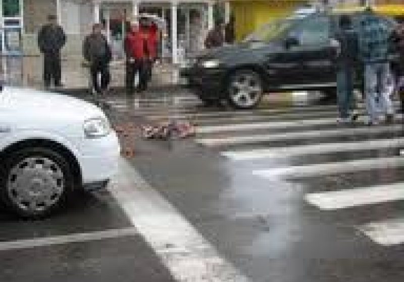 Baia Mare: Bărbat rănit pe trecerea pentru pietoni în timp ce traversa strada regulamentar