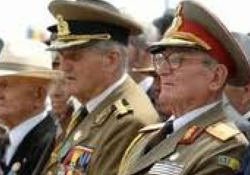 Cadrele militare pot fi menţinute în activitate după împlinirea vârstei standard de pensionare, a decis Senatul