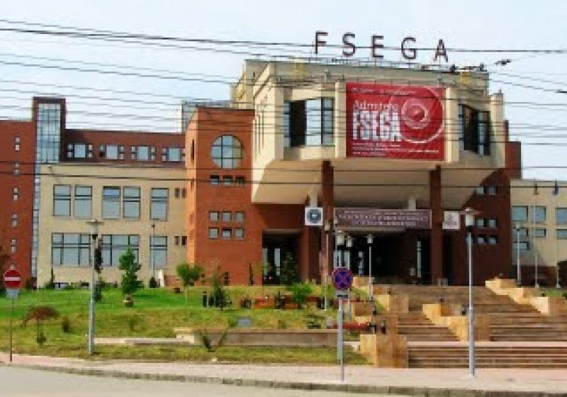 Cluj: Decanul FSEGA, operat de urgenţă după ce a căzut de pe o clădire Cluj: Decanul FSEGA, operat de urgenţă după ce a căzut de pe o clădire