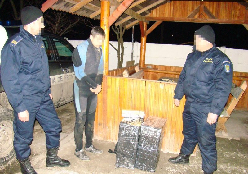 CONTRABANDĂ: FOTO-ViDEO: Un tânăr de 21 de ani a trecut ţigări de contrabandă prin apa râului Tisa CONTRABANDĂ: FOTO-ViDEO: Un tânăr de 21 de ani a trecut ţigări de contrabandă prin apa râului Tisa