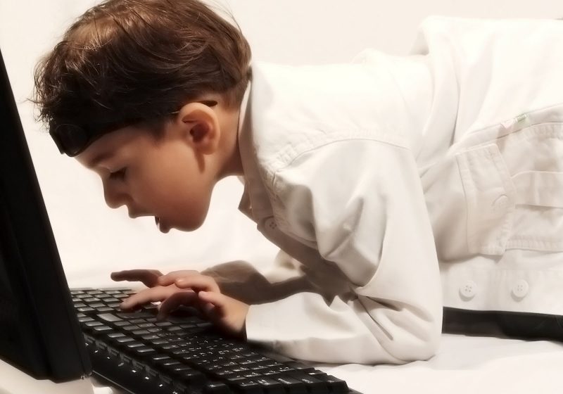 Copiii şi reţelele de socializare: Câţi părinţi verifică ce prieteni îşi fac copiii lor pe Facebook sau Messenger