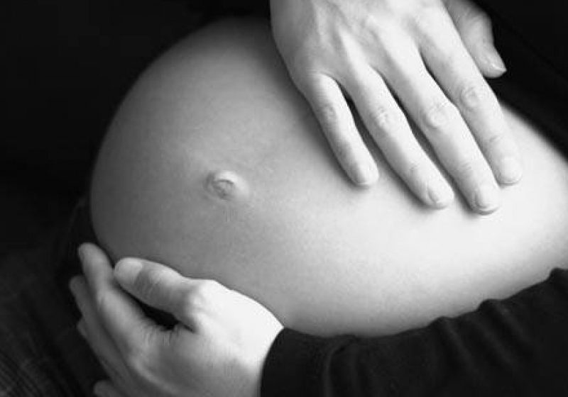 Femeile însărcinate care trăiesc într-un mediu poluat nasc mai des bebeluşi cu greutate mică