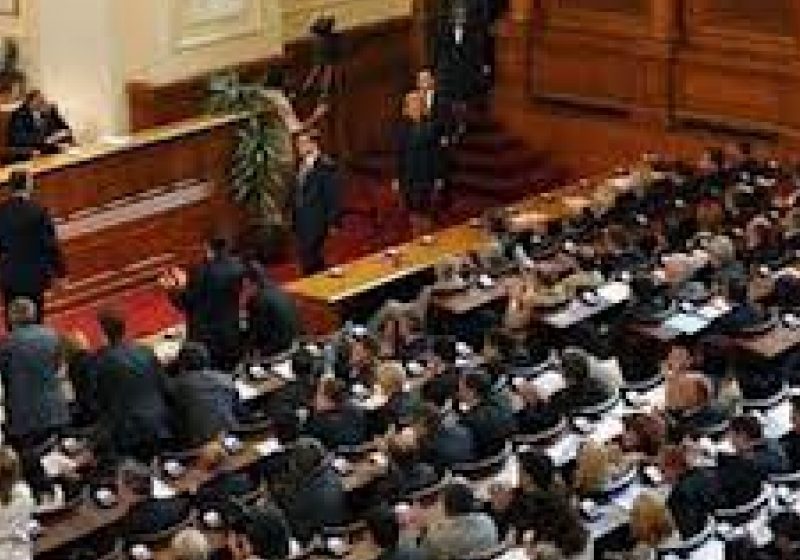 GUVERNUL BULGAR A DEMISIONAT. Premierul a anunţat demisia în Parlament, după 10 zile de proteste în ţară