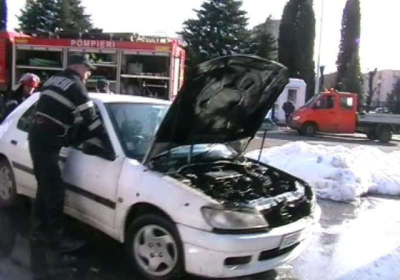 Baia Mare: INCENDIU – Motorul unui autoturism a fost distrus de flăcări