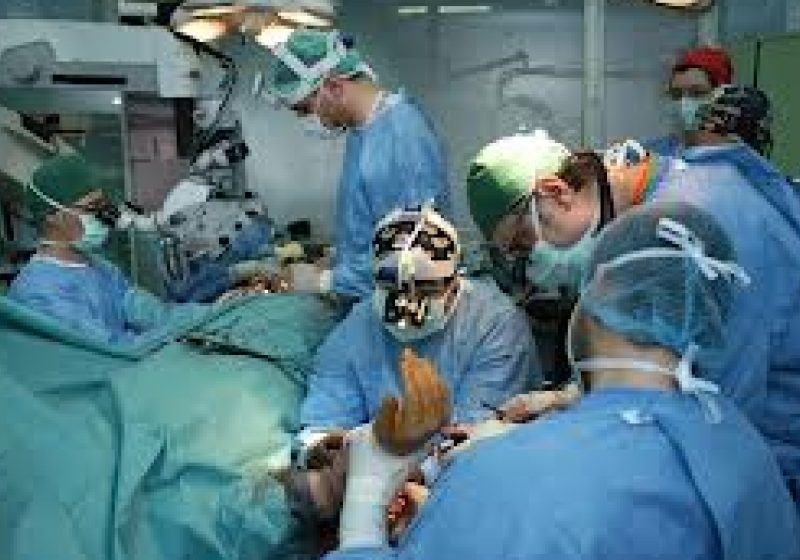 Intervenţie chirurgicală pentru extirparea unei tumori gigant