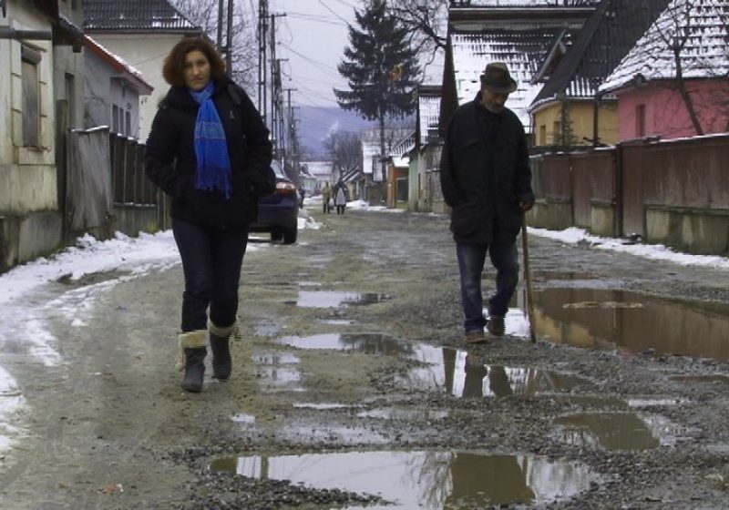 Locuitorii de pe strada Titu Maiorescu sunt nemulţumiţi de starea şoselei