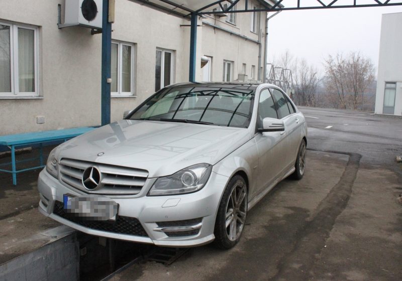 Mercedes în valoare de 40.000 de euro furat din Cehia, depistat de poliţiştii de frontieră Mercedes în valoare de 40.000 de euro furat din Cehia, depistat de poliţiştii de frontieră