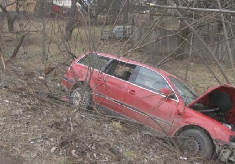 O maşină s-a răsturnat într-un şanţ lângă podul râului Ronişoara O maşină s-a răsturnat într-un şanţ lângă podul râului Ronişoara