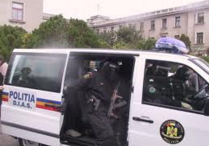 Percheziţii la traficanţi de droguri de risc, printre consumatori fiind elevi şi studenţi
