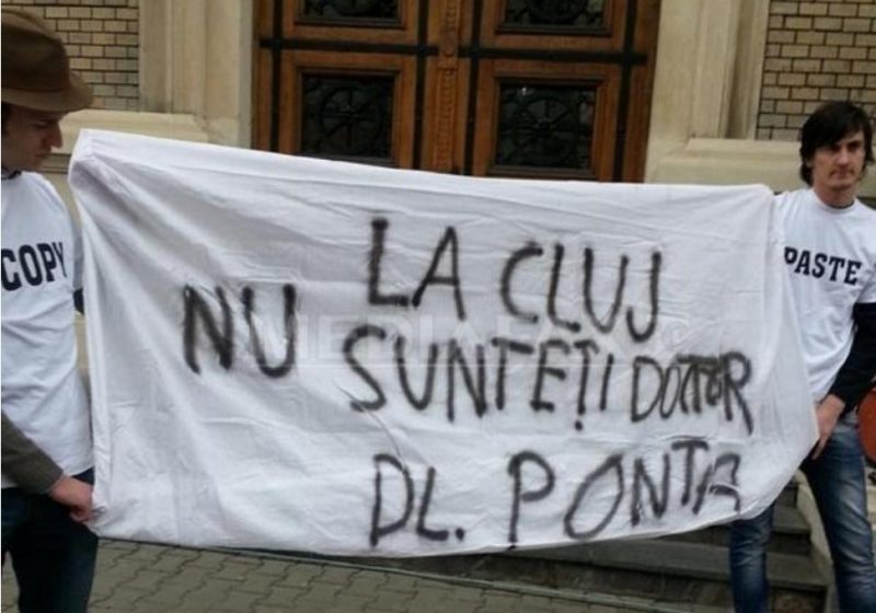 Premierul Victor Ponta a fost aşteptat la Cluj, în faţa Universităţii UBB, de tineri cu tricouri inscripţionate "Copy" şi "Paste" Premierul Victor Ponta a fost aşteptat la Cluj, în faţa Universităţii UBB, de tineri cu tricouri inscripţionate "Copy" şi "Paste"
