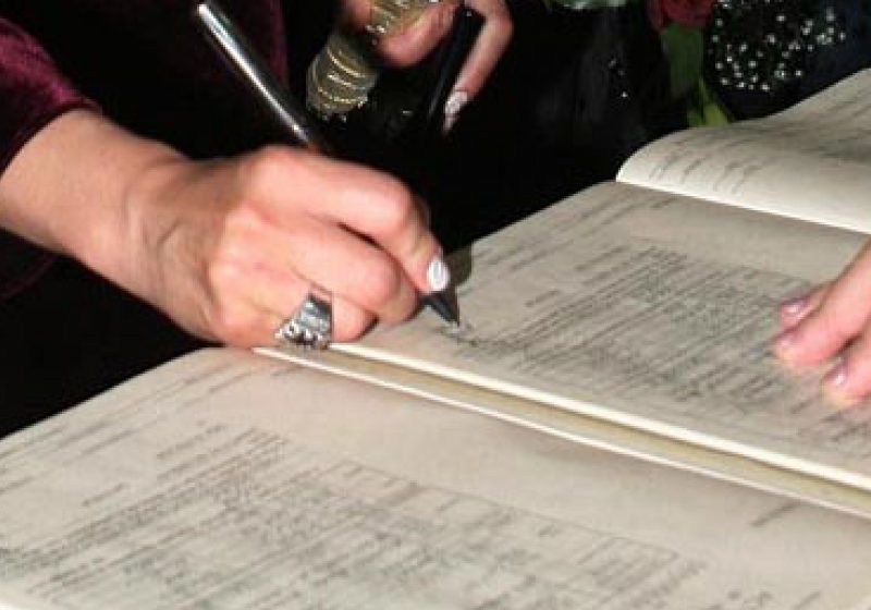 Preoţii ar putea să încheie căsătorii civile, prevede un proiect legislativ al deputatului Szabo Odon