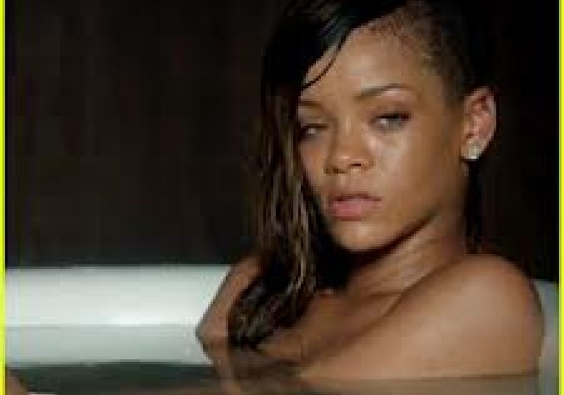 Rihanna a lansat un nou videclip: Cântăreaţa, fără machiaj şi fără haine, într-o postură vulnerabilă