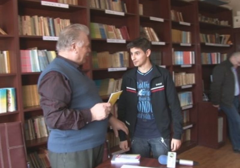 SIGHET: Efim Tarlapan promovează elevilor sigheteni binefacerile lecturii, prin viu grai