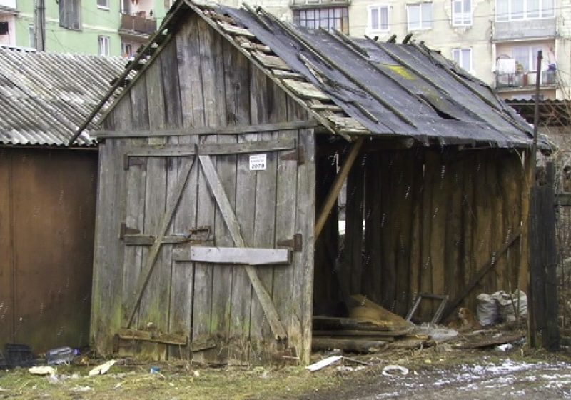 SIGHET: Un garaj din cartierul Independenţei este un adevărat pericol, fiind pe punctul de a se prăbuşi