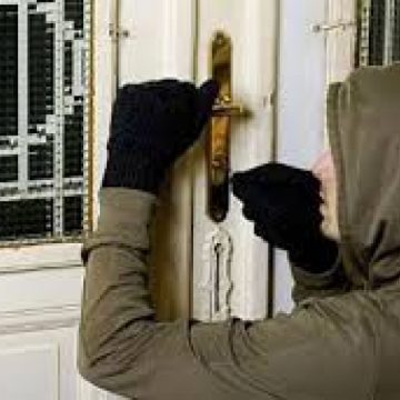 Prins de polițiștii sigheteni după ce a furat din mai multe locuințe