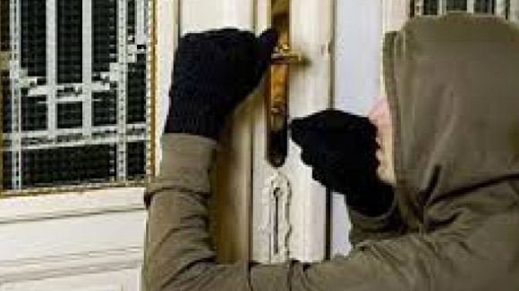Prins de polițiștii sigheteni după ce a furat din mai multe locuințe Prins de polițiștii sigheteni după ce a furat din mai multe locuințe