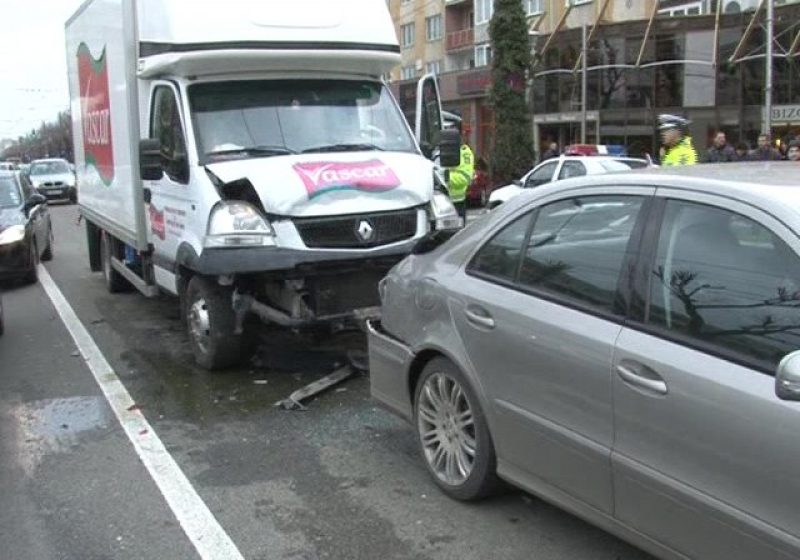Baia Mare: ACCIDENT – Vezi aici circul făcut de un şofer aflat sub influenţa alcoolului (VIDEO) Baia Mare: ACCIDENT – Vezi aici circul făcut de un şofer aflat sub influenţa alcoolului (VIDEO)