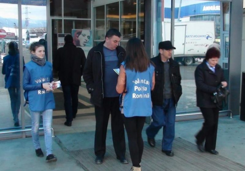 Activităţi preventive organizate de poliţişti împreună cu elevii voluntari