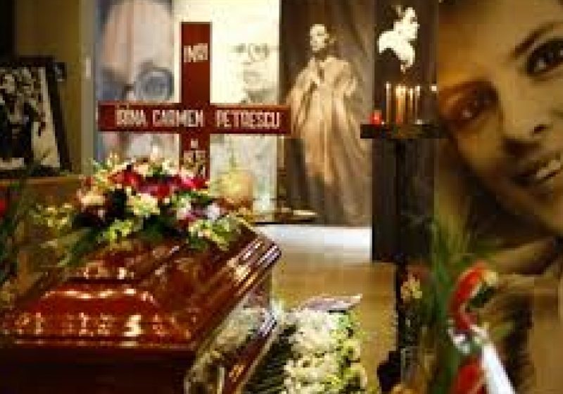 Actriţa Irina Petrescu a fost înmormântată, vineri, cu onoruri militare Actriţa Irina Petrescu a fost înmormântată, vineri, cu onoruri militare