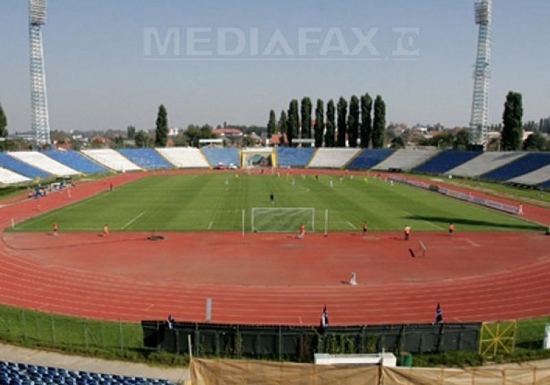Un bărbat protestează pe unul dintre stâlpii de nocturnă ai Stadionului "Ion Oblemenco": "Viaţa mea e mai puţin importantă decât ŞTIINŢA". A renunţat la protest după o