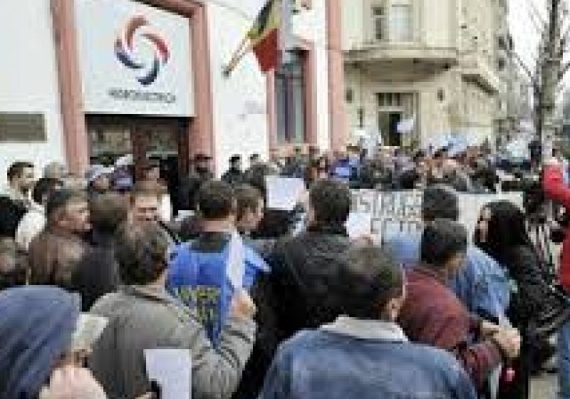 Aproximativ 200 de angajaţi din filialele Hidroserv protestează la Ministerul Economiei