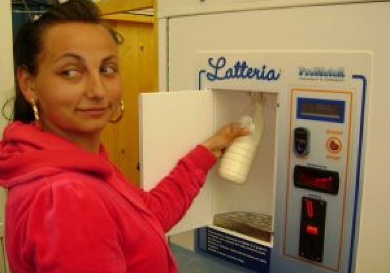 ANSVSA: Activitatea a 32 de automate pentru distribuirea laptelui este suspendată