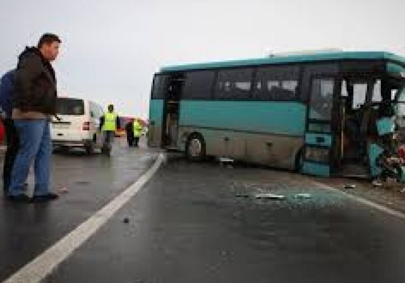 Baia Mare: Autobuz implicat într-un accident auto cu trei victime