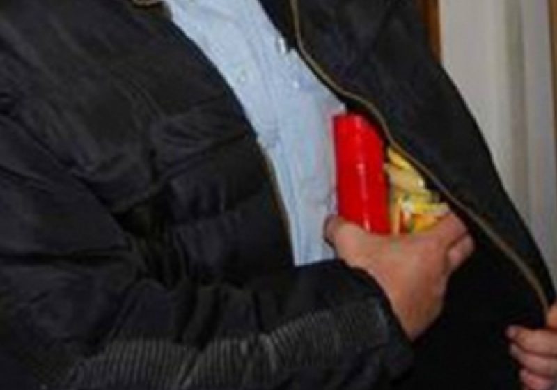 Baia Mare: Hoţ în căruciorul cu rotile, a ascuns sub haină produse cosmetice