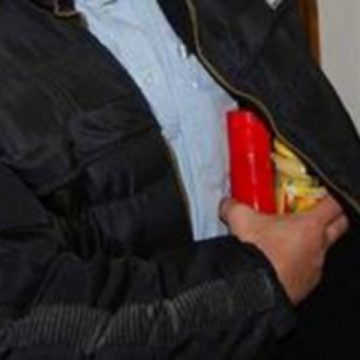 Prinși după ce au furat de prin magazine