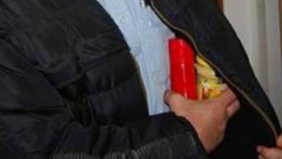 Prinși după ce au furat de prin magazine