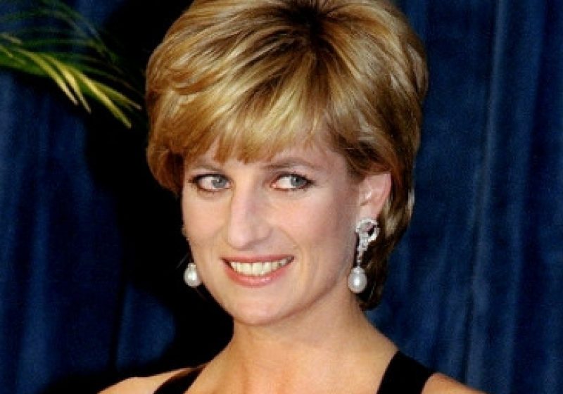 Cele mai frumoase rochii ale prinţesei Diana s-au vândut la licitaţie cu 1,2 milioane de dolari
