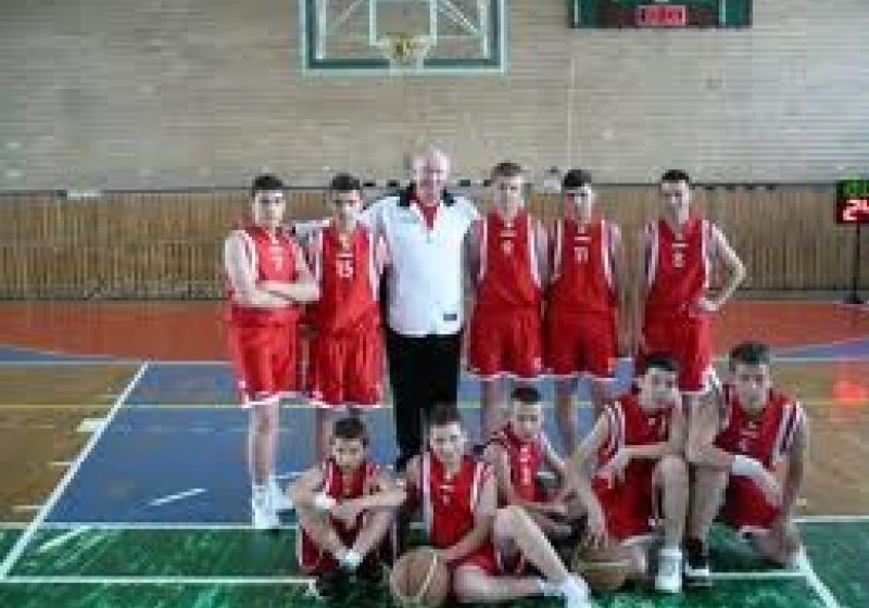Echipa de baschet a Colegiului Naţional Dragoş Vodă, pe podium Echipa de baschet a Colegiului Naţional Dragoş Vodă, pe podium