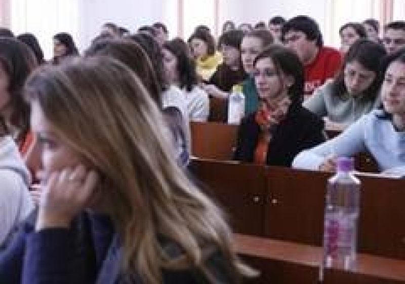 Elevii băimăreni vor fi premiaţi astăzi pentru cele mai bune lucrări cu tema "Eseul meu antivioleţă" Elevii băimăreni vor fi premiaţi astăzi pentru cele mai bune lucrări cu tema "Eseul meu antivioleţă"