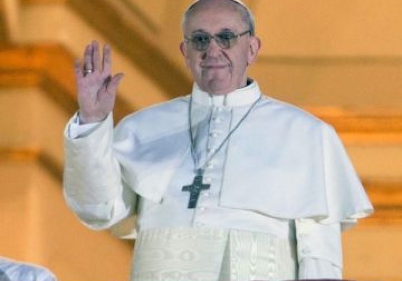 Francisc a primit însemnele papale şi şi-a început oficial pontificatul Francisc a primit însemnele papale şi şi-a început oficial pontificatul