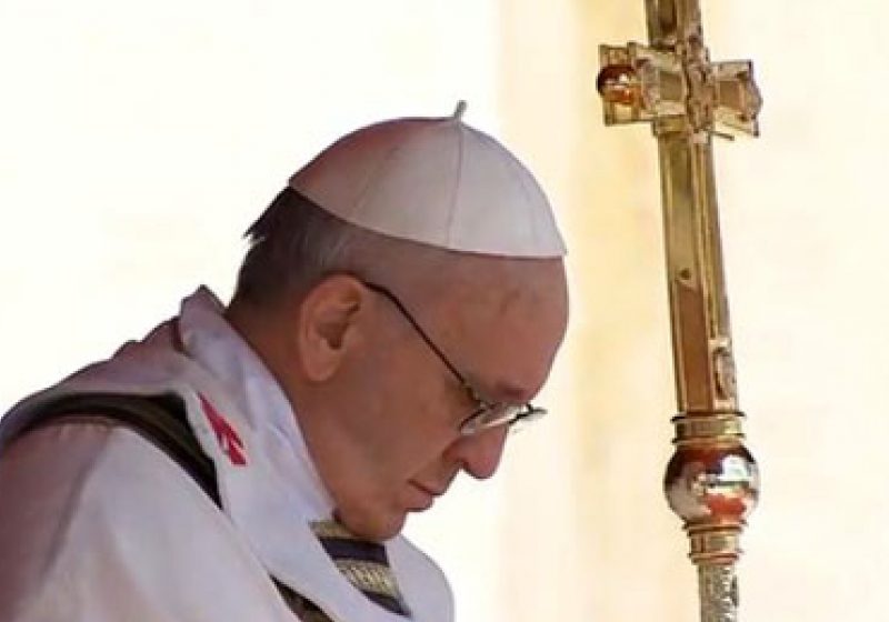 GEST FĂRĂ PRECEDENT: Papa Francisc a realizat ceremonia spălării picioarelor pentru 12 deţinuţi, printre care şi femei