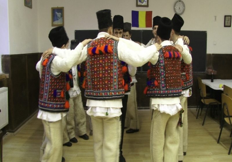 Lăsatul secului a reunit aseară la Giuleşti o mulţime de tineri Lăsatul secului a reunit aseară la Giuleşti o mulţime de tineri