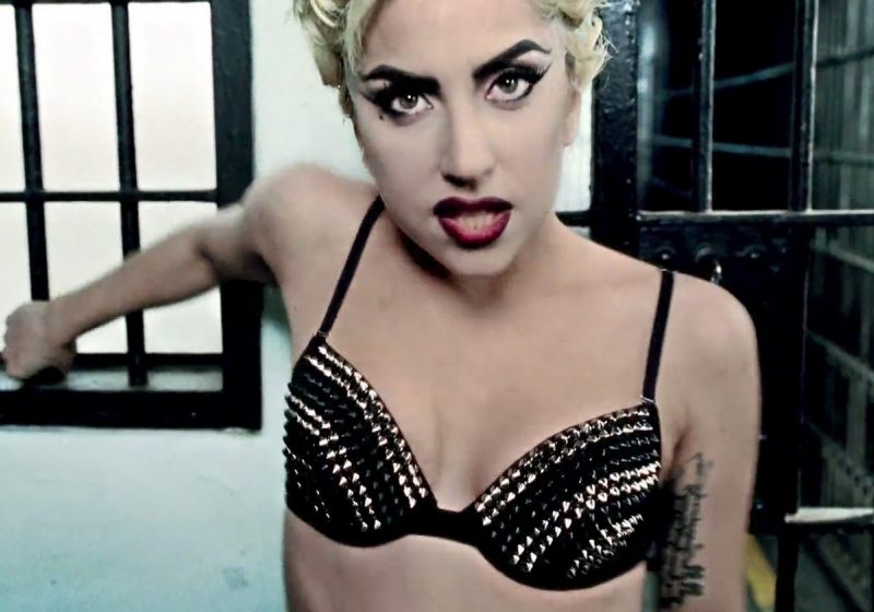 Mătase neagră şi aurie pentru rochia de mireasă pe care o va purta Lady Gaga. Cine este designerul Mătase neagră şi aurie pentru rochia de mireasă pe care o va purta Lady Gaga. Cine este designerul