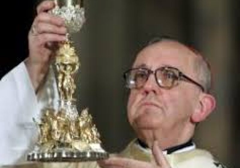 Papa Francisc refuză să locuiască în condiţii de lux la palat şi are un scaun obişnuit în locul tronului