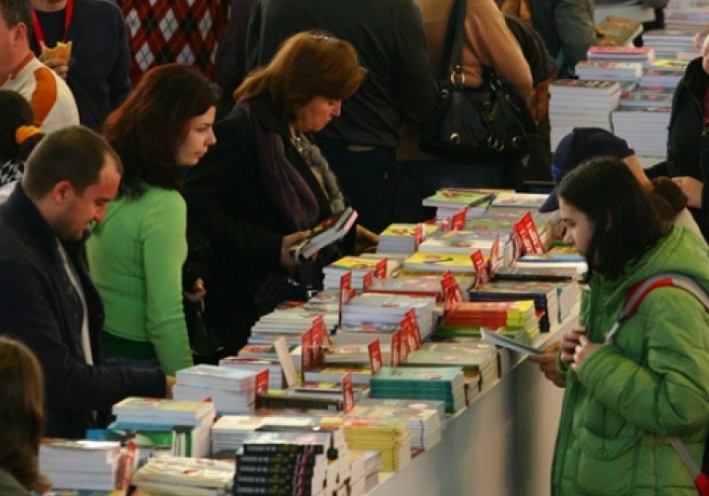 Peste 50 de autori români prezenţi la Paris pentru Salonul cărţii, care va fi inaugurat joi de preşedintele Franţei Peste 50 de autori români prezenţi la Paris pentru Salonul cărţii, care va fi inaugurat joi de preşedintele Franţei