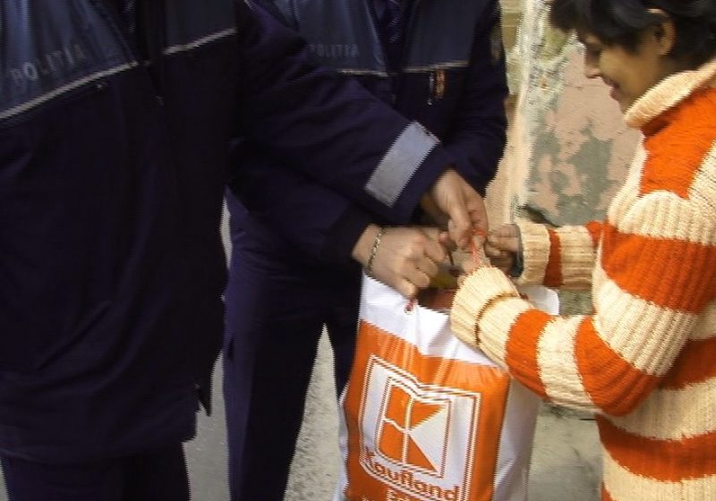 Poliţia Municipală Sighet a dăruit astăzi pachete cu alimente familiilor nevoiaşe