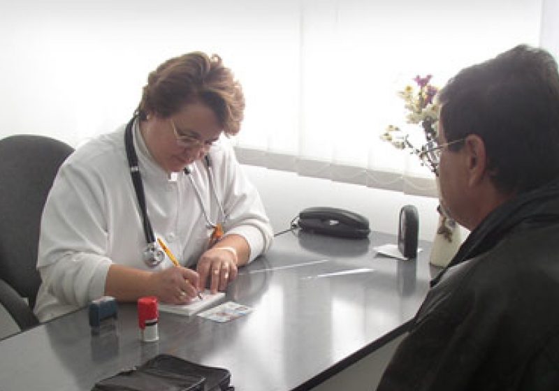 PROIECT: Medicii de familie, mai bine plătiţi dacă au peste 2.200 de pacienţi pe listă