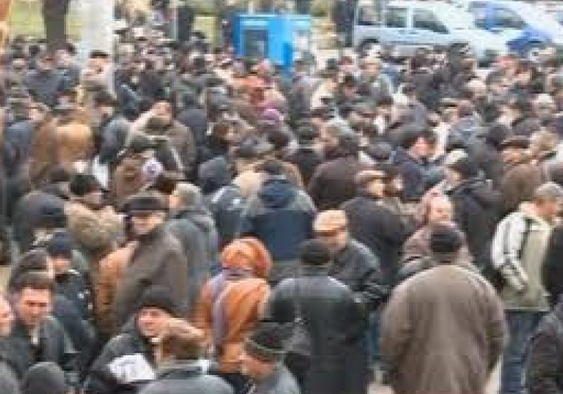 Sute de revoluţionari protestează în faţa Guvernului