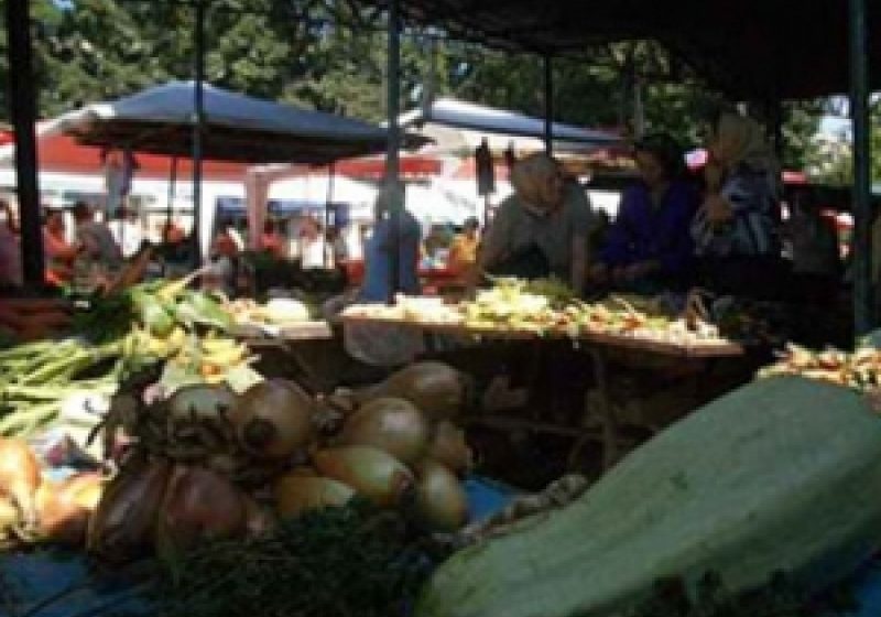 SIGHET: Două femei din Berbeşti amendate de jandarmi în piaţa din Sighet SIGHET: Două femei din Berbeşti amendate de jandarmi în piaţa din Sighet