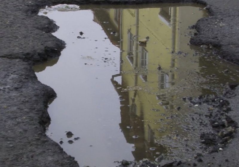 Sighet: Maşini distruse din cauza străzilor pline de gropi Sighet: Maşini distruse din cauza străzilor pline de gropi