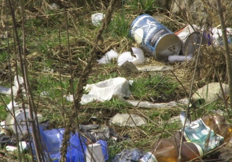 Sighet: Terenul de peste drum de Gara CFR, din nou împânzit de gunoaie